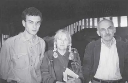 Однажды я летела в Америку в одном самолете с Булатом Шалвовичем Ольгой - фото 94