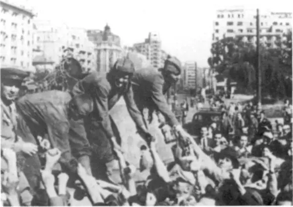 Так советских солдат встречали в Бухаресте 1944 г Штурм предместья - фото 10