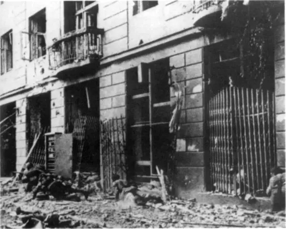 Штурм предместья Варшавы Праги 1944 г Уличный бой в Варшаве 1944 г - фото 11