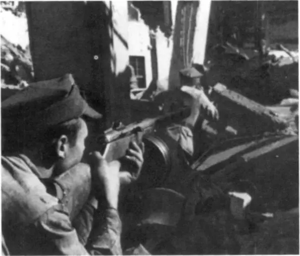 Уличный бой в Варшаве 1944 г Красноармеец и солдат сформированного в - фото 12