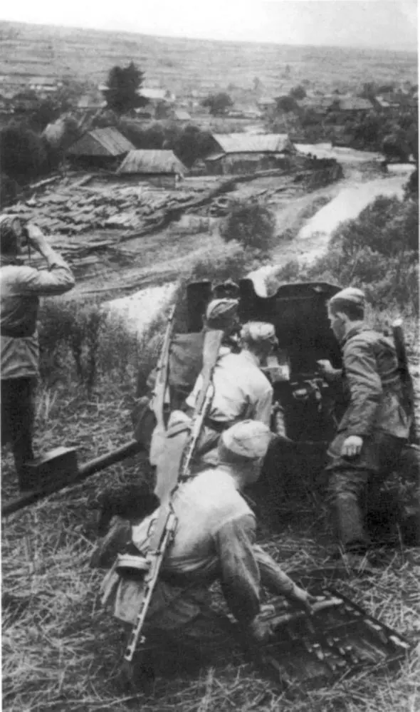 Советские артиллеристы ведут огонь по противнику Венгрия 1944 г - фото 16