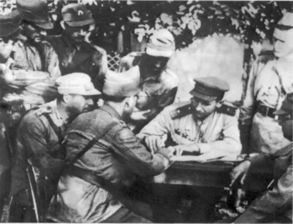 Допрос пленных румын в штабе 255й Таманской бригады морской пехоты 1944 г - фото 8