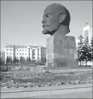 Памятники на спокойных площадях замечательны уже тем что образуют вокруг себя - фото 97