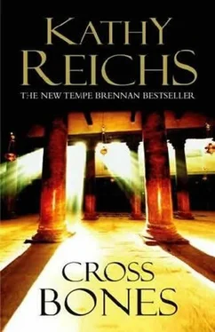 Kathy Reichs Cross bones обложка книги