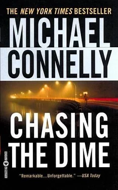 Michael Connelly Chasing the Dime обложка книги