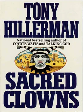 Tony Hillerman Sacred Clowns обложка книги