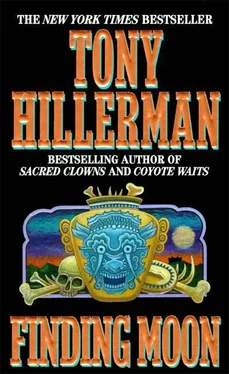 Tony Hillerman Finding Moon обложка книги