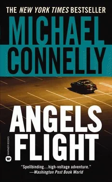 Michael Connelly Angels Flight обложка книги