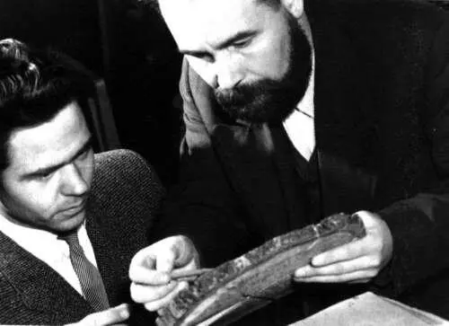 Рис35 Советские ученые изучают срезы деревьев переживших Тунгусскую - фото 35
