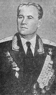 Автор книги Герой Советского Союза М В Авдеев Летчик В Гусаков - фото 1