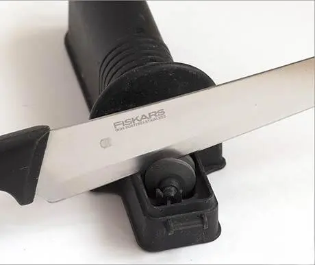 Ножеточка компании Fiskars Brands Inc и нож производства той же компании - фото 19