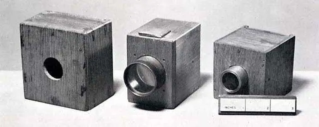 Фотокамеры применявшиеся Тальботом в 1830е вверху и в 1840е годы Ему же - фото 24