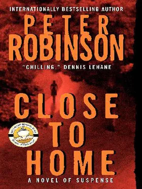 Peter Robinson Close To Home (aka The Summer That Never Was) обложка книги