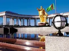 Солнце всходившее над городом вырвало из предрассветной тени портик дворца - фото 3