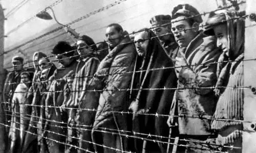 Узники Освенцима освобождённые советскими войсками Осветительная установка - фото 7