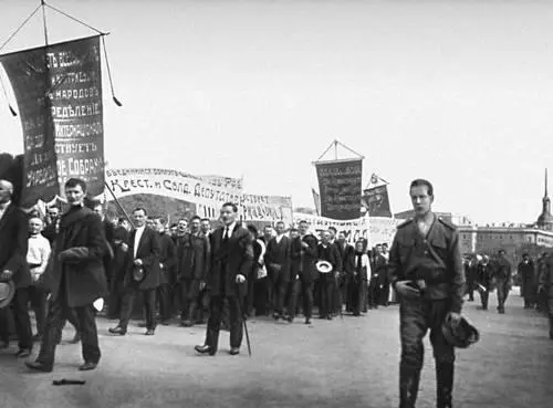 Демонстрация 18 июня 1917 в Петрограде Колонна моряковдемонстрантов на - фото 3