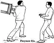 Сделать шаг в сторону навстречу противнику и остановить его руки на замахе - фото 131