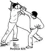 Сразу же нанести ему удар ногой в колено пах рис 65в Если противник - фото 132