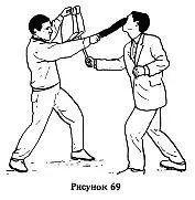 Более неприятная ситуация когда противник угрожает ножом На рис 70а б - фото 143