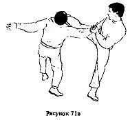 Рассмотрим вариант защиты от удара ножом сверху рис 72а Разворачивая - фото 148