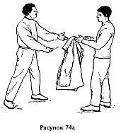 Мы показываем один из способов использования одежды для обезоруживания - фото 158