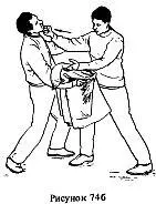 Сразу после этого нажимая левой рукой сверху на вооруженную руку нанести - фото 159