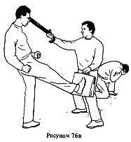 Во время остановки машины один из пассажиров сидящий сзади водителя схватил - фото 167