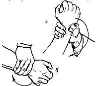 На рис 45 показан один из способов освобождения от захвата за рукав Варианты - фото 78