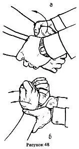 Противник захватил вас за плечо одежду на плече сбоку или спереди и пытается - фото 83