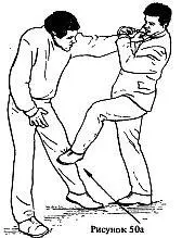 Нажимая правой рукой на кисть противника сбоку вниз под себя а левой на - фото 88