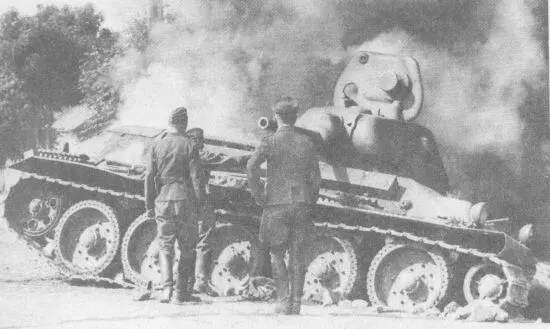 Немецкие солдаты осматривают подбитый танк Т34 Лето 1941 года Эта машина - фото 156