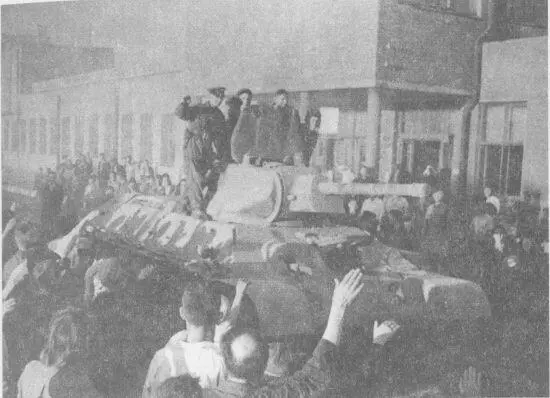 Танки Т34 изготовленные на СТЗ уходят на фронт Август 1942 года Танк - фото 159