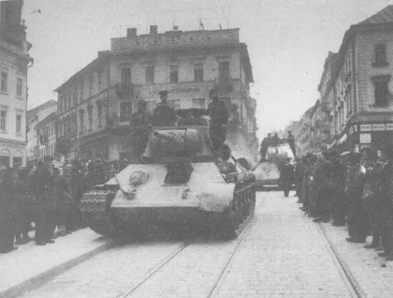Танки Т34 проходят по улицам города Черновицы 1 й Украинский фронт 1944 год - фото 163