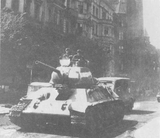 Танк Т34 выпуска 1943 года на улице Берлина Май 1945 года Танки Т34 во - фото 164