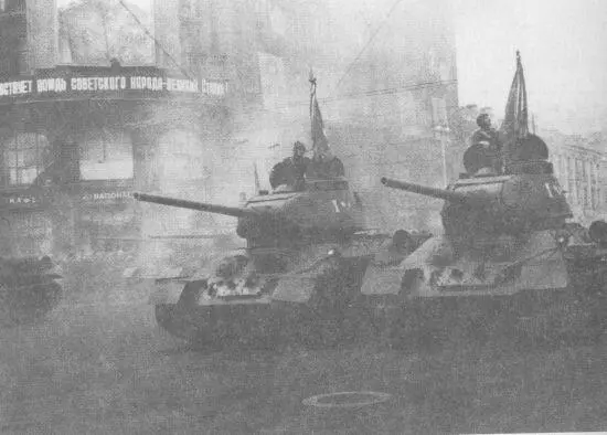 Танки Т3485 выпуска 1945 года во главе колонны 4й гвардейской Кантемировской - фото 166