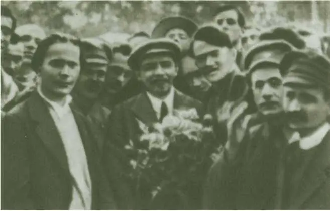 В И Ленин с делегатами II конгресса Коминтерна 19 июля 1920 г - фото 31