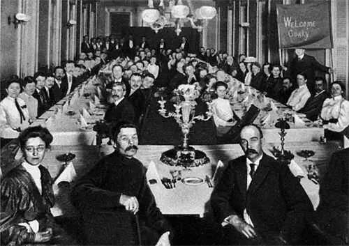 С М Андреевой слева на обеде в свою честь Бостон 1906 г Справа плакат - фото 31