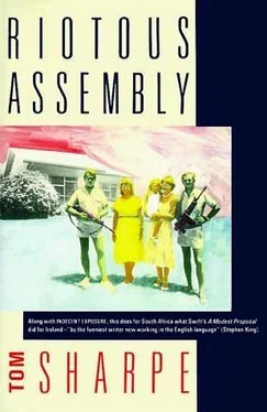 Tom Sharpe Riotous Assembly обложка книги