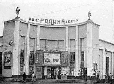 А в дверь всё время ктото ломился пока не вылетел стул ножку которого ты - фото 20