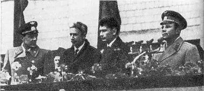Юрий Гагарин и экипаж Восхода на встрече с создателями космической техники - фото 21
