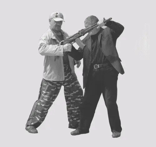 Школа ножевого боя Хваты боевые стойки движения удары техники защиты и метания боевого ножа По системе спецназа КГБ - фото 601