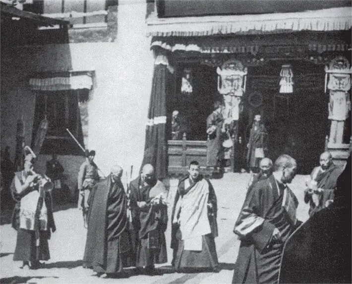 Его Святейшество Далайлама в монастыре Дункар в долине Чумби 1951 год - фото 42