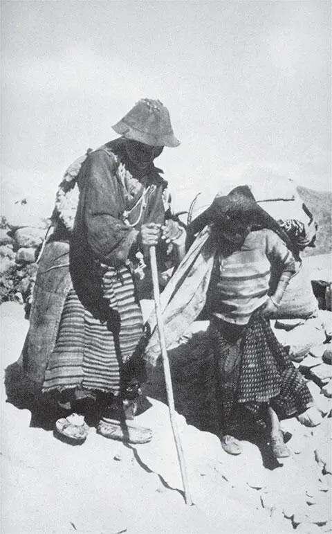 Беженцы внучка ведет свою слепую бабку На заднем плане горы Непала Его - фото 47