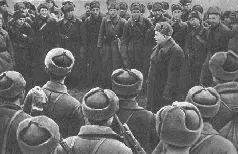 Н С Хрущев беседует с бойцами одной из дивизий Ноябрь 1942 г Р Я - фото 49