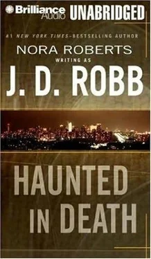 J. Robb Haunted in Death обложка книги