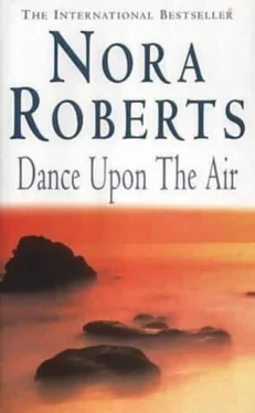 Nora Roberts Dance Upon the Air обложка книги