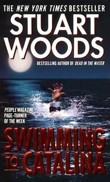 Stuart Woods Swimming To Catalina обложка книги