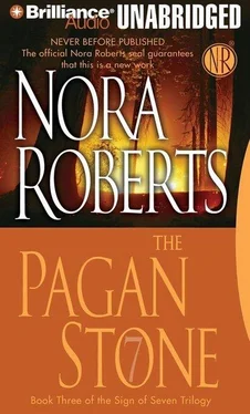 Nora Roberts The Pagan Stone обложка книги