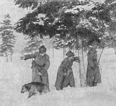 Рис 18 Посыл связной собаки с донесением на занятиях Постепенно команда на - фото 21