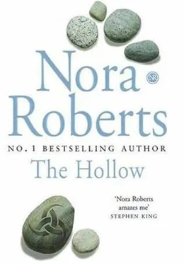 Nora Roberts The Hollow обложка книги